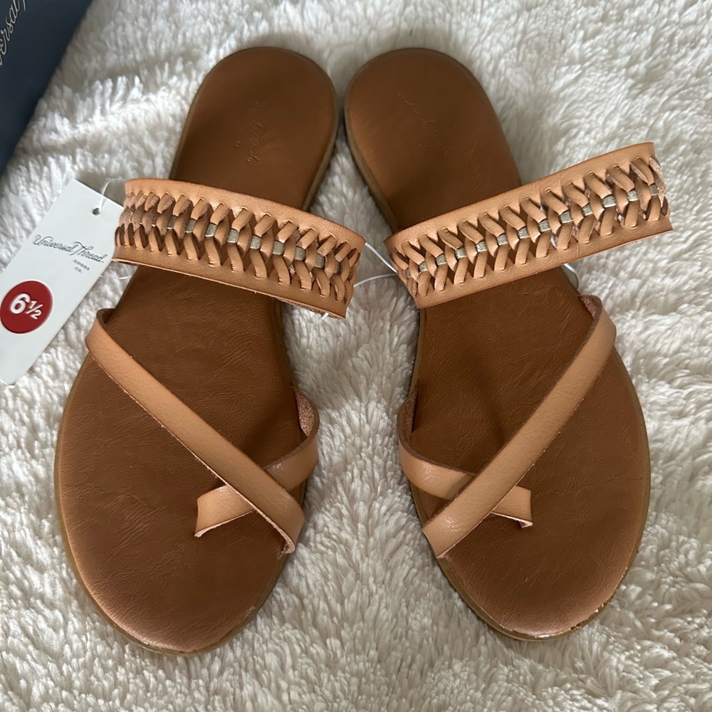 Universal Thread tan Lizzie sandal size 6.5